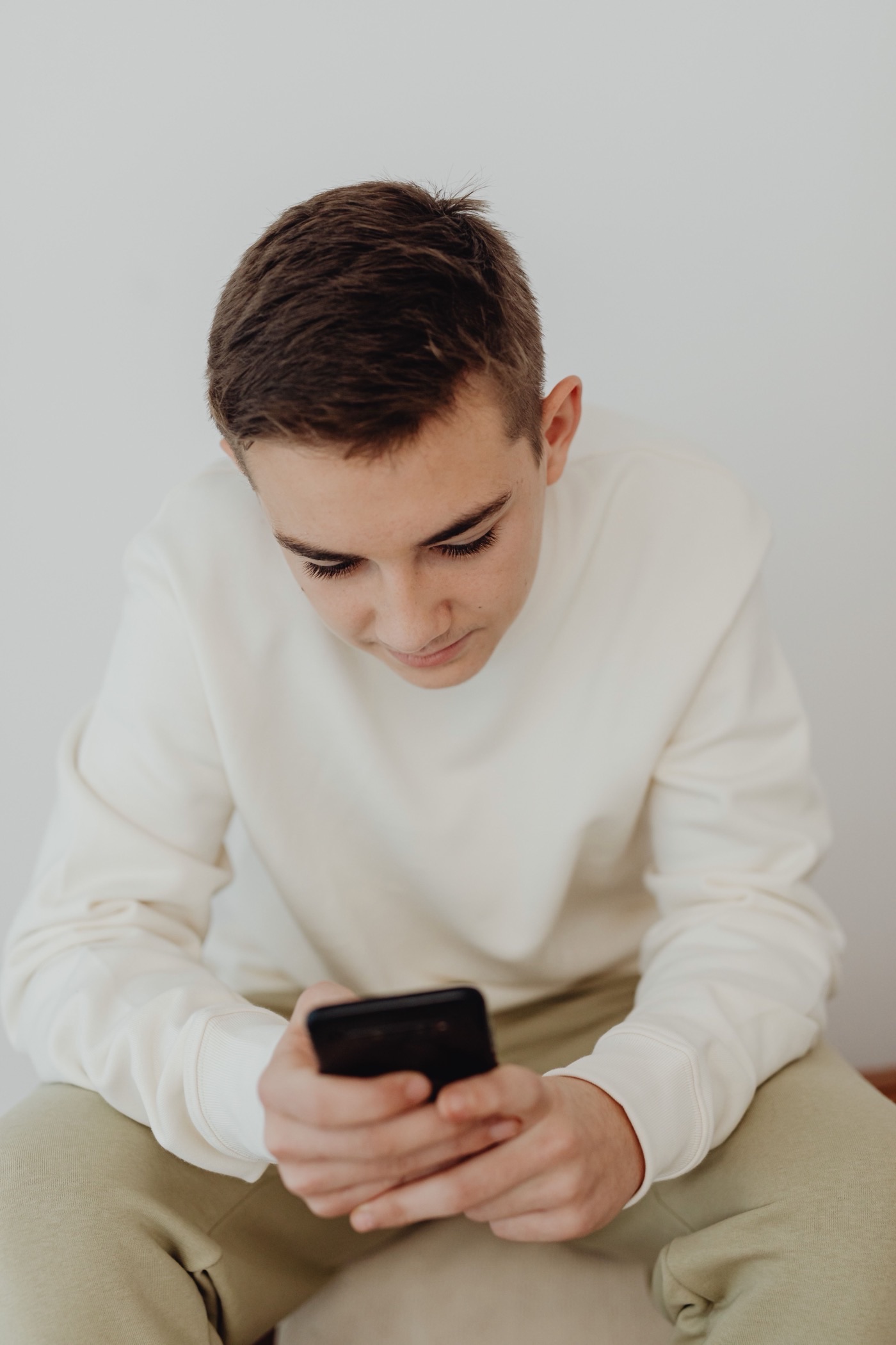 Adolescente mirando la pantalla de su teléfono