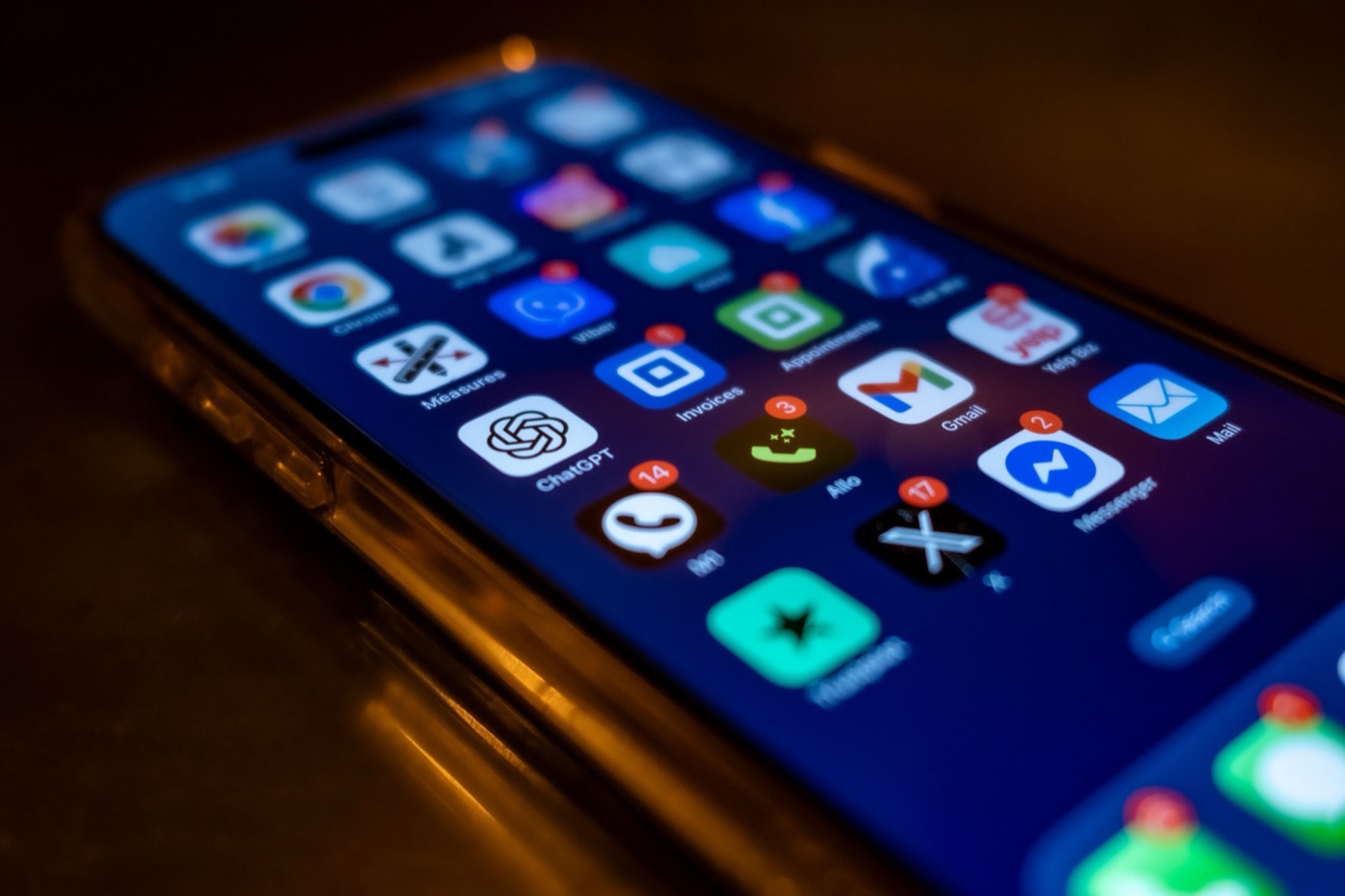 Pantalla de un teléfono mostrando notificaciones de apps