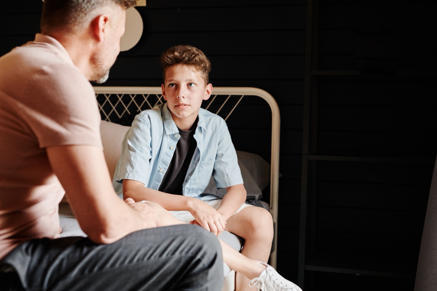 Padre teniendo una conversación con su hijo